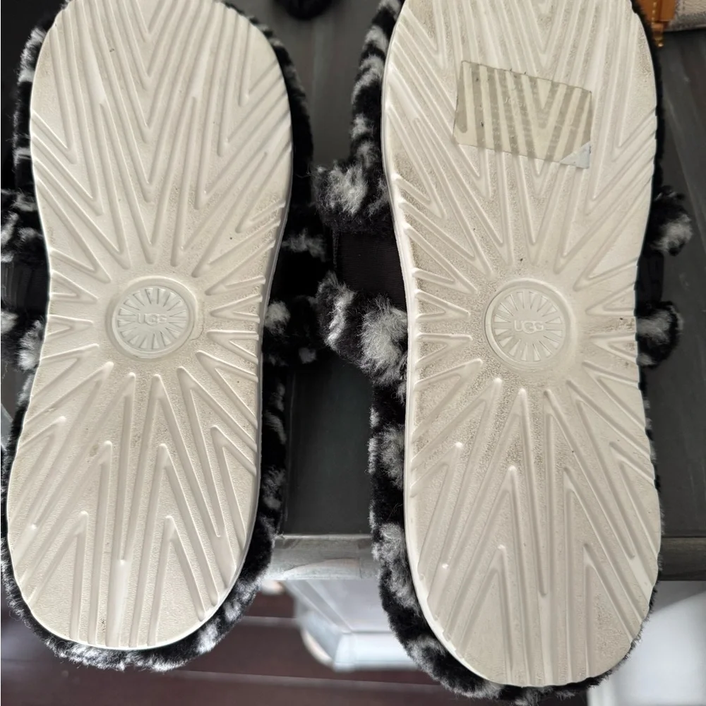 UGG Black and White Plush Slippers size 11 worn inside once so comfy - Picture 4 of 4